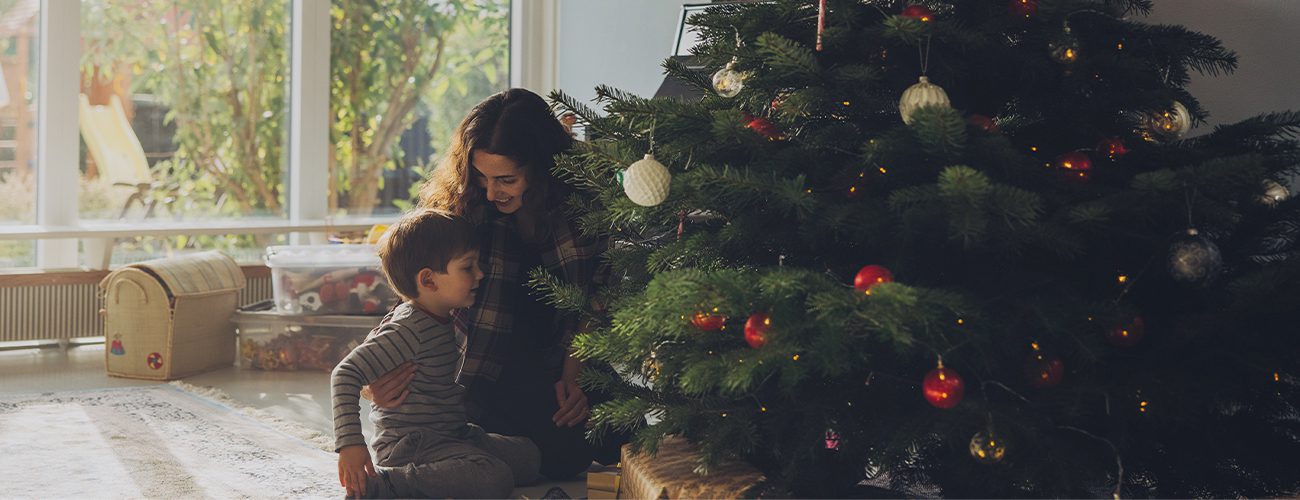 Mor og søn ved juletræ