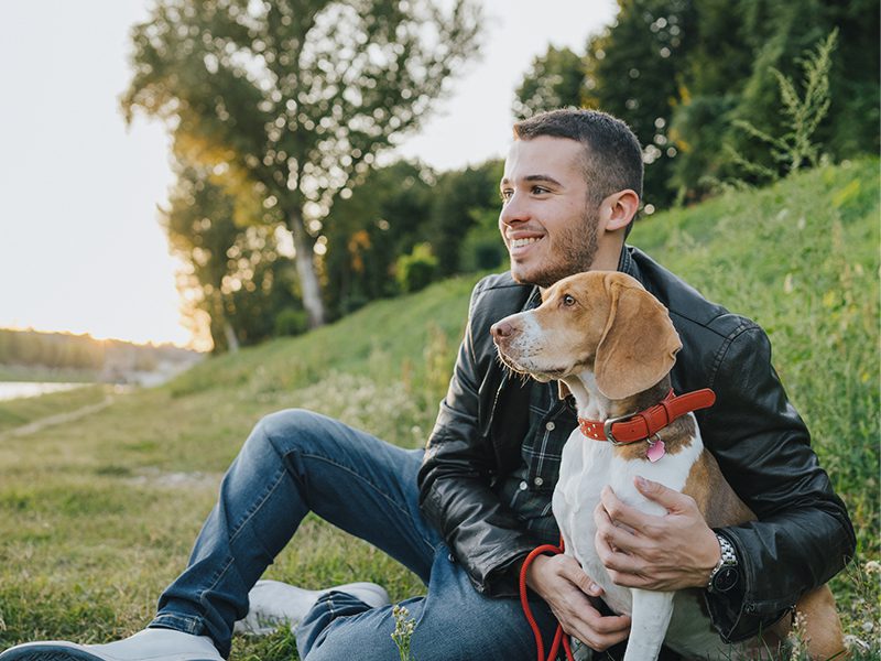 Mand med hund. Online dyrlæge hjælp.